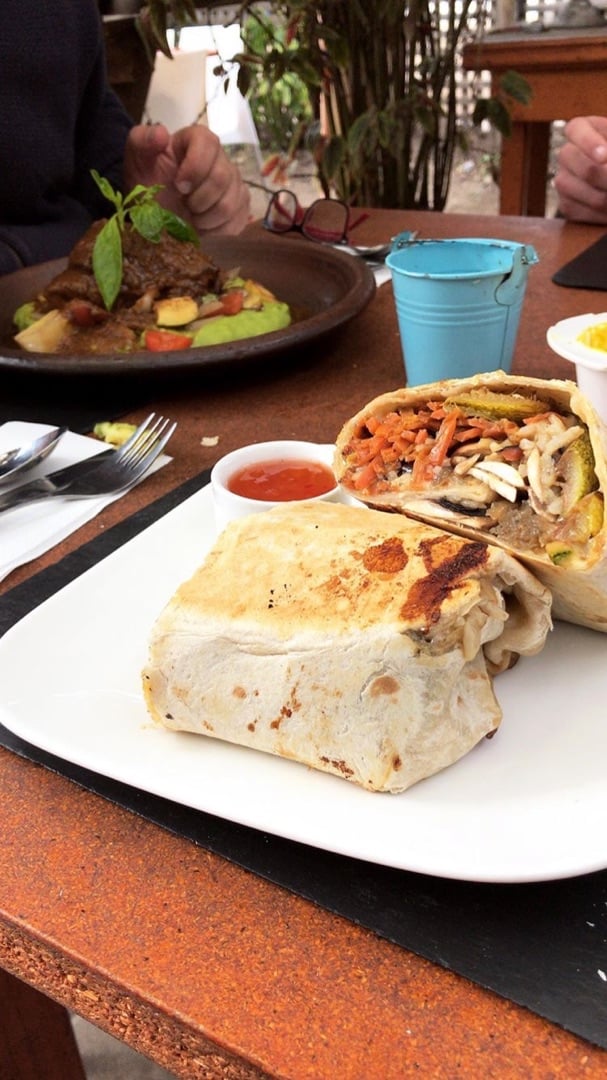 review photo of Dos Salmones Wrap Con Porotos Negros shared by @vary on 27 Nov 2019 - review