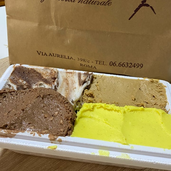 review photo of Cremeria Aurelia Gelato Vegan shared by @unveganocometrainer on 18 Apr 2022 - review