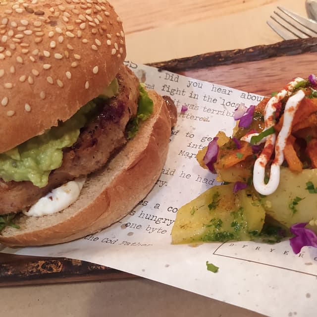 Foto del plato “Hamburguesa de Alubia roja y boniato”