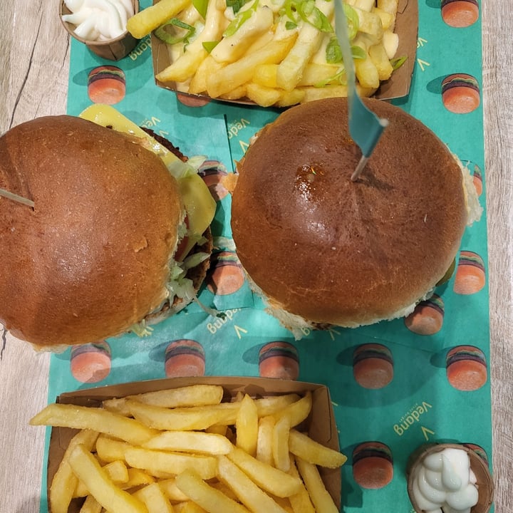 review photo of Vedang - ☘️plant burger☘️ (Köln) Chili Burger with Pommes shared by @vegahanimo on 11 Dec 2022 - review