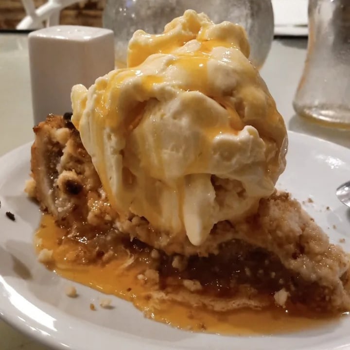 review photo of Loving Hut Apple crumble shared by @lupedelaborde on 17 Oct 2022 - review