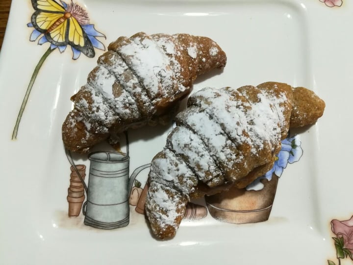 photo of Dulces de Nita Medialunas rellenas de dulce de leche de almendras shared by @celes on  10 Sep 2019 - review