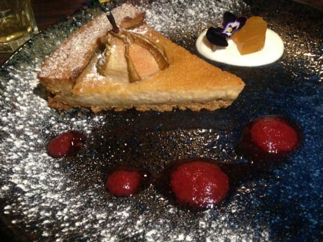 菜肴“Pear and almond pie”的照片