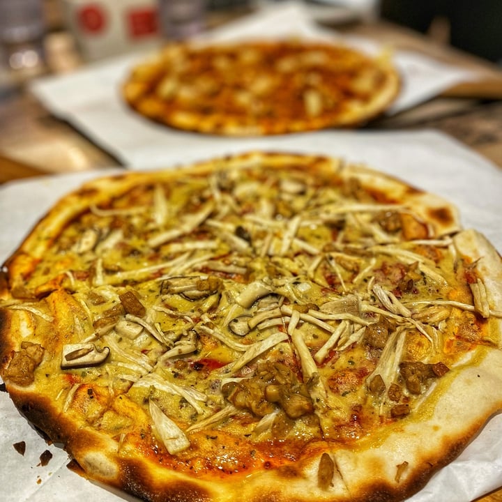 photo of WS Deli Experience Store Truffle Porcini Funghi Pizza shared by @wildvegann on  03 Jan 2022 - review