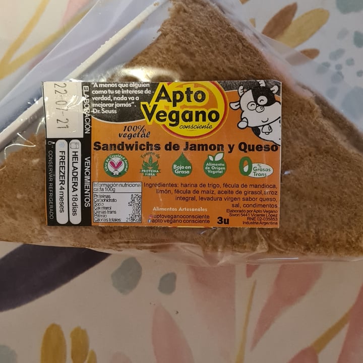 photo of Apto Vegano Consciente Sandwich De Jamon Crudo Y Queso shared by @moritaclau982 on  27 Jul 2021 - review