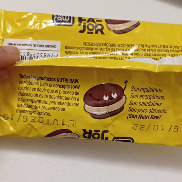 photo of Nutri Raw Alfajor de chocolate relleno con pasta de maní shared by @beluarce on  12 May 2022 - review