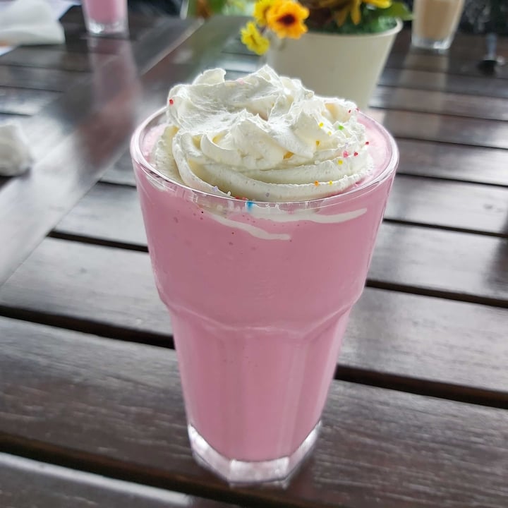 photo of Asher's Corner Cafe @ Ashers Farm Sanctuary Strawberry Milkshake shared by @mienkevdwest on  17 Dec 2021 - review