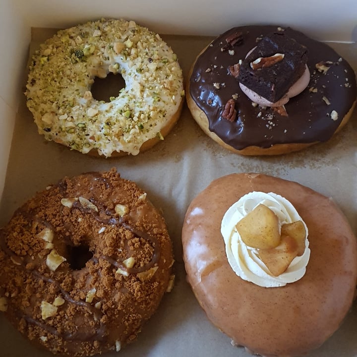 photo of VegAmazing Doughnuts Caja de cuatro donuts shared by @anapejime on  27 Sep 2021 - review