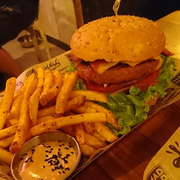 photo of Mad Mad Vegan Hamburguesa Double Cheese Bacon shared by @lmf on  07 Jul 2021 - review