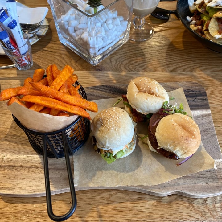 review photo of Kaylee's Eatery Trio of sliders shared by @jacquivo on 29 Aug 2021 - review