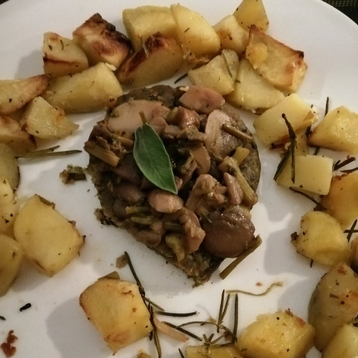 photo of Veganda Cotoletta di funghi con patate shared by @silvimari97 on  12 Apr 2022 - review