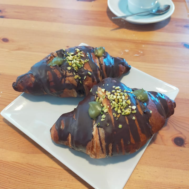 review photo of Pasticceria Caffetteria Larocca Brioche vegan al pistacchio shared by @morenocolombo on 20 Aug 2022 - review