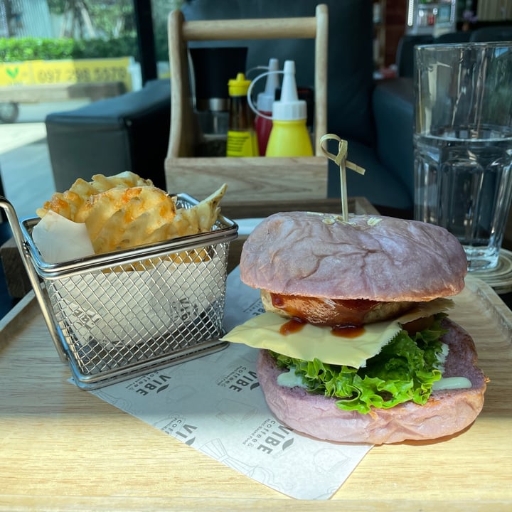 review photo of VIBE Coffee & Plant-Based Food Plant Based Australian Burger With Fries shared by @bkkswe on 25 Oct 2021 - review