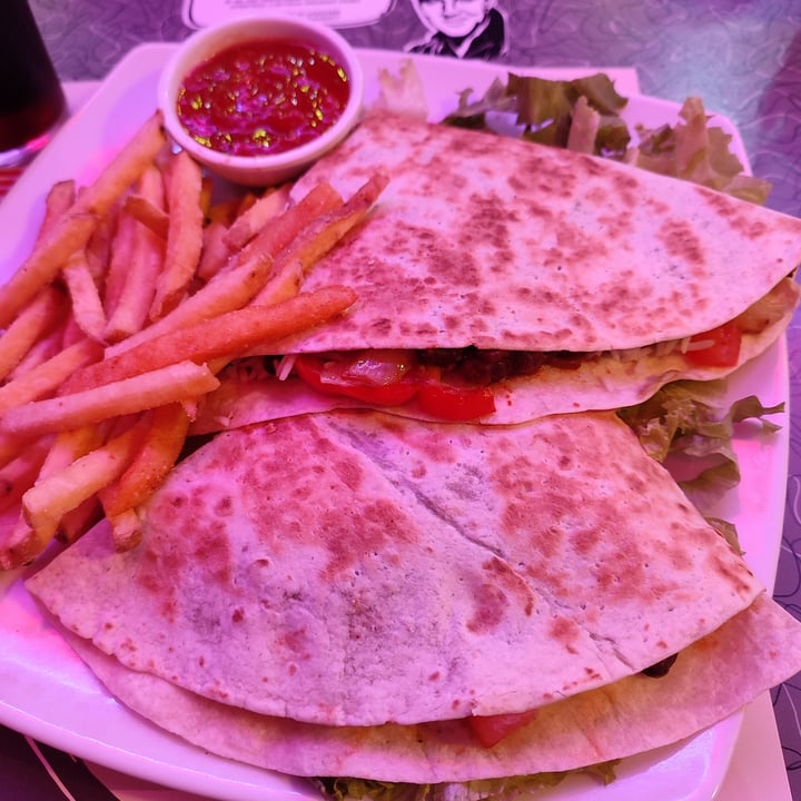review photo of America Graffiti quesadilla vegan shared by @irenesandri on 18 Sep 2022 - review