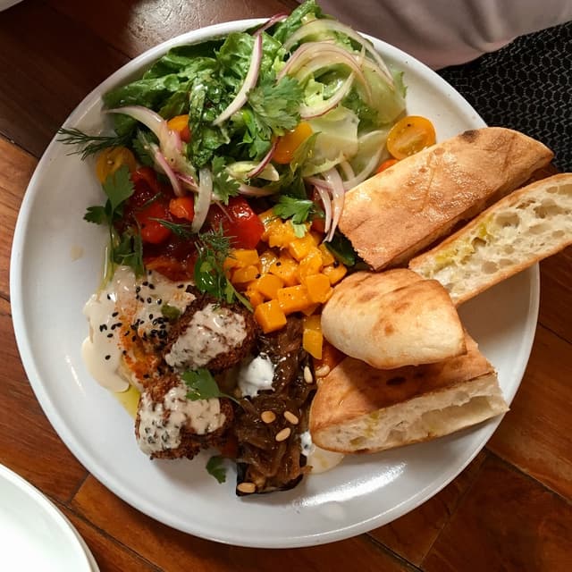 菜肴“Falafel & Sourdough Brunch Plate”的照片