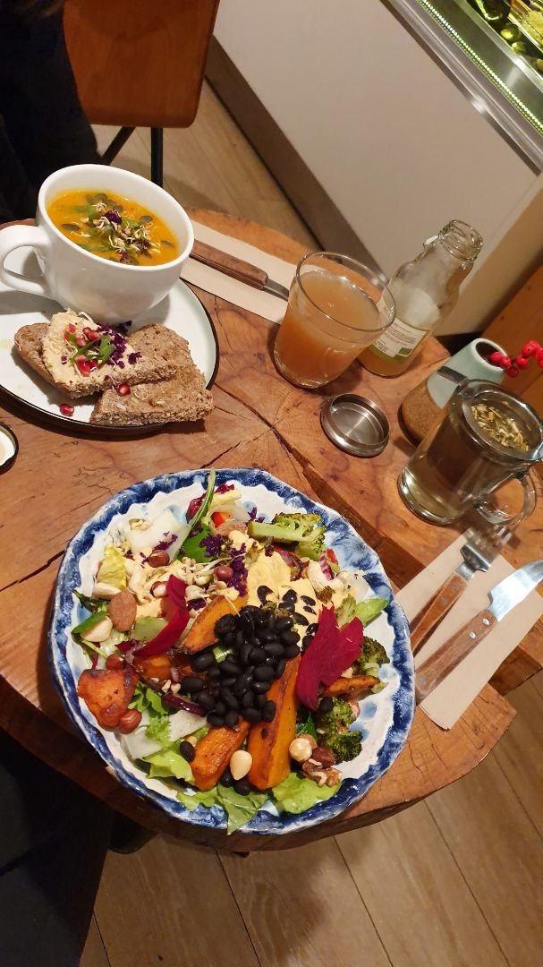 photo of De Herbivoor Sweet Potato Black Bean Salad shared by @caroschka on  28 Feb 2020 - review