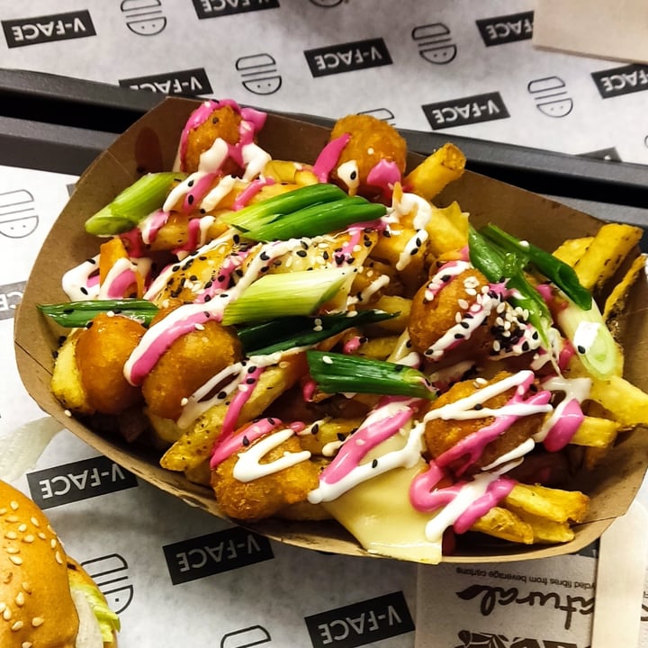 photo of V-Face Fries With Fried Cauliflower Poppers, Spring Onions, Smoked Vegan Cheese And Pink Garlic Mayo shared by @vegfraio on  03 Dec 2021 - review