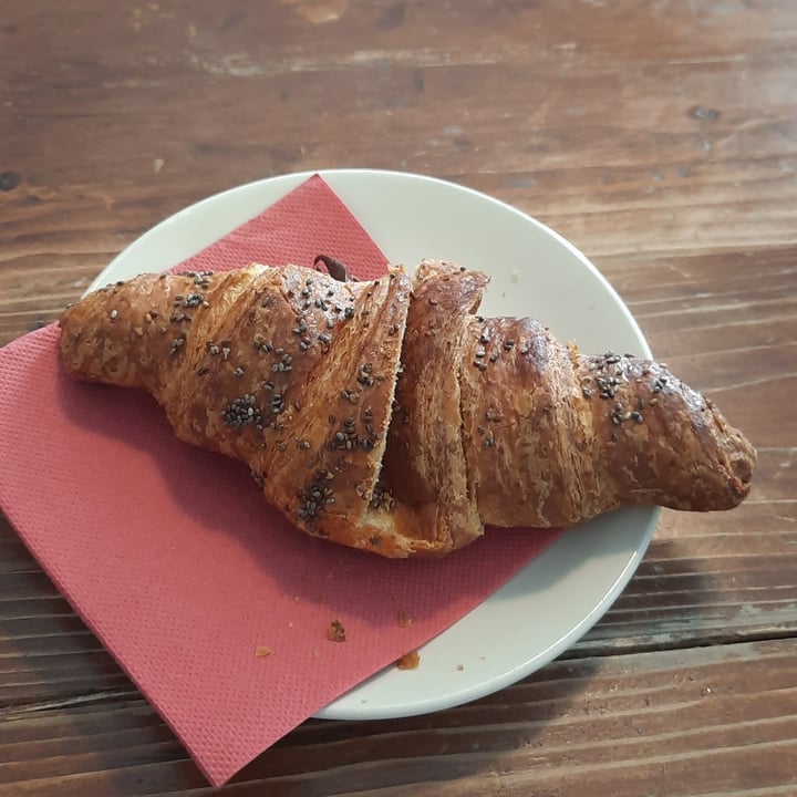 review photo of Dulcamara Vegan Bakery & Bistrot Cornetto Alla Nocciola shared by @saraborsati on 24 Sep 2022 - review