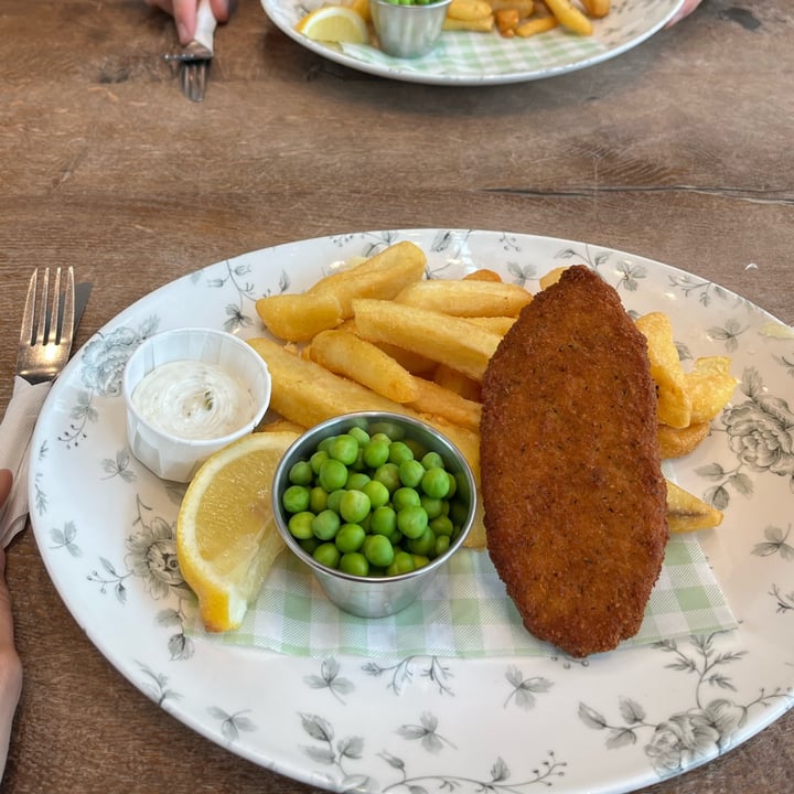 photo of Warner Bros. Studio Tour London vegan fish&chips shared by @kojika on  14 May 2022 - review