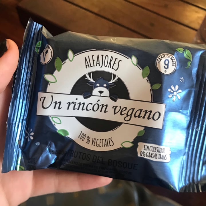 photo of Un Rincón Vegano Alfajor de Frutos del Bosque shared by @julicamp_ on  09 Jul 2020 - review