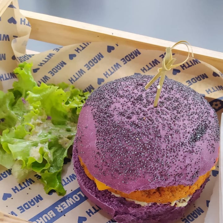 review photo of Flower Burger Cheesy Cecio shared by @parruccone on 30 Jun 2022 - review