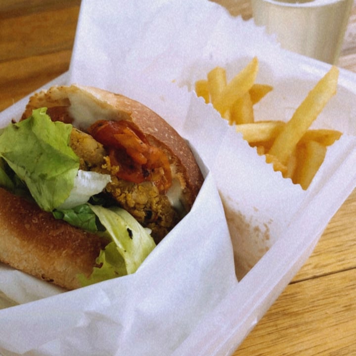 photo of DESVIO VEG BURGER Hamburguer Tomate Confitado shared by @fernandaaa on  17 Jul 2022 - review