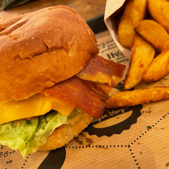 review photo of Hank Burger La vie bacon burger shared by @cecicarotepatate on 28 Mar 2022 - review