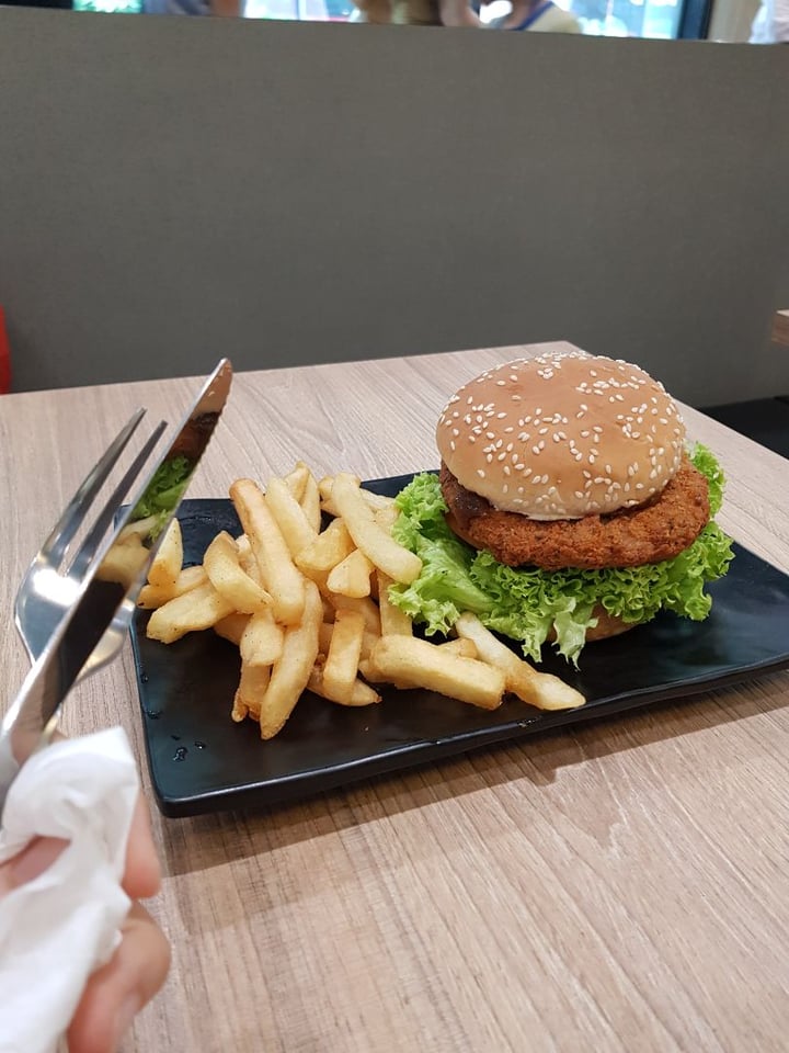 photo of Greendot Northpoint Black Pepper Soya Burger with Fries shared by @imgoodgirl on  24 Jun 2019 - review