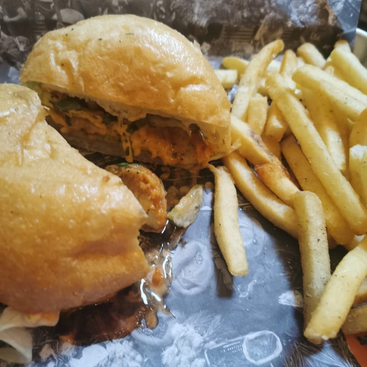 photo of Fat Vegan Hamburguesa BBQ BOM BOM shared by @heyannie on  19 Jan 2022 - review
