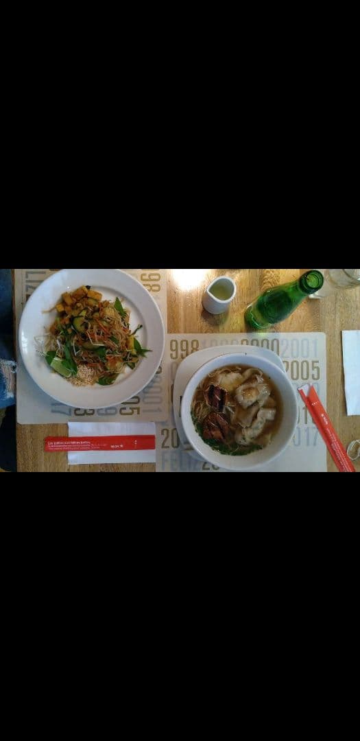 Photo of the dish “ensalada asian slaw, ramen wonton, y tapioca de mango”