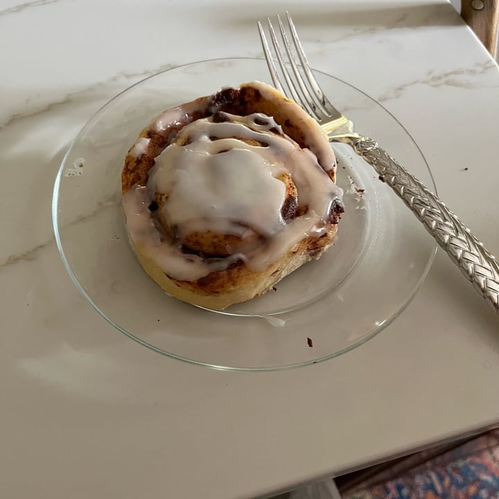 photo of Trader Joe's Jumbo Cinnamon Rolls shared by @northmeetssouth on  30 May 2022 - review