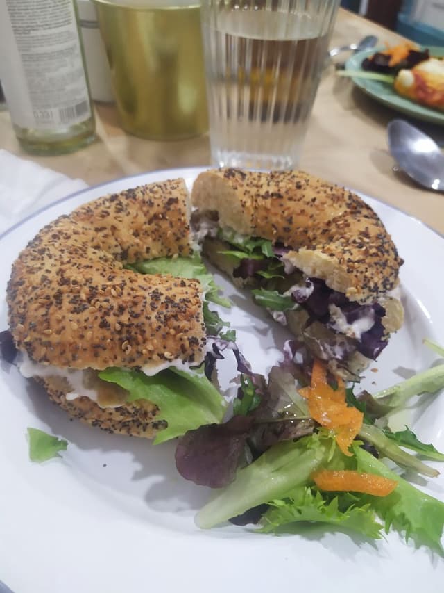 Photo of the dish “Bagel con brotes verdes, cremoso de berenjenas y salsa”