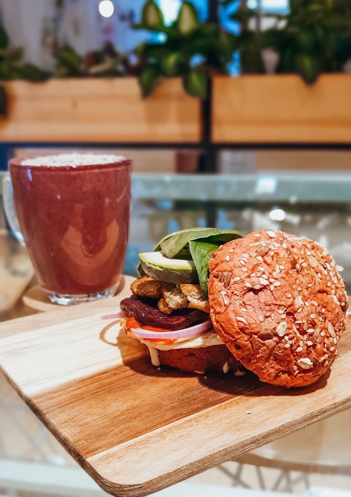 photo of Foody cafe beta burger shared by @hulanvg on  10 Mar 2020 - review