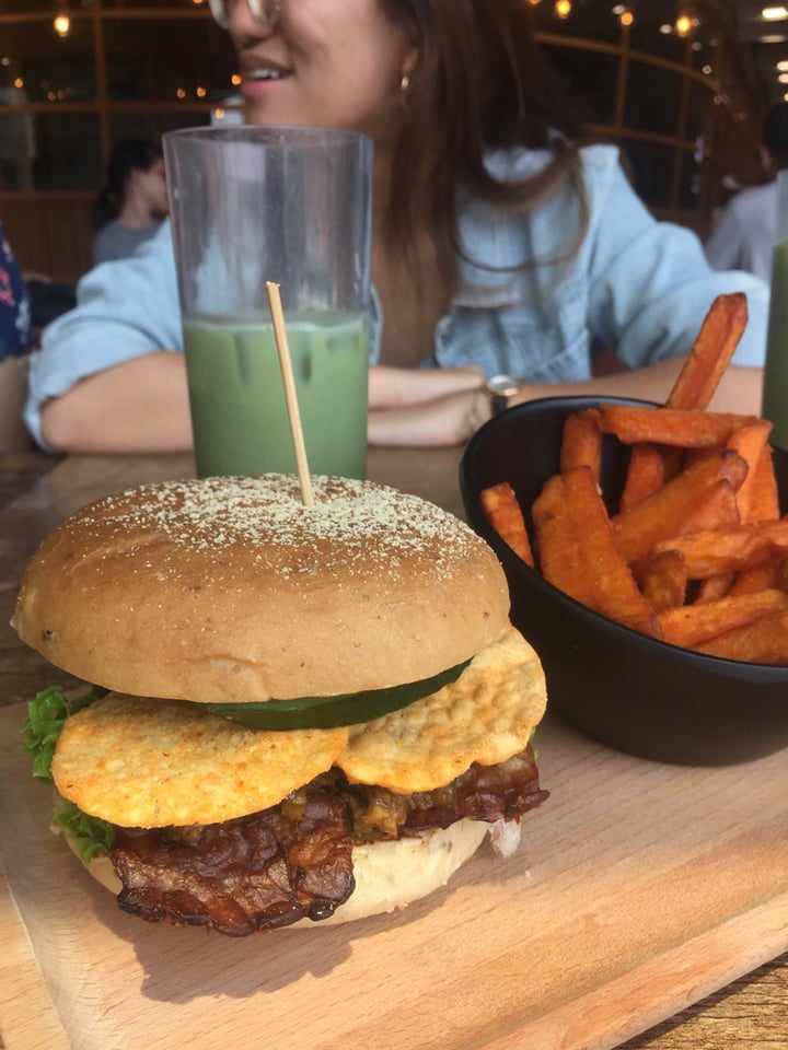 photo of nomVnom Bistro Tempeh Rendang burger shared by @belleeats on  12 Aug 2019 - review