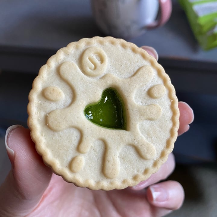 photo of Jammie Dodgers Gooey Apple flavour shared by @melmoon90 on  22 Apr 2021 - review