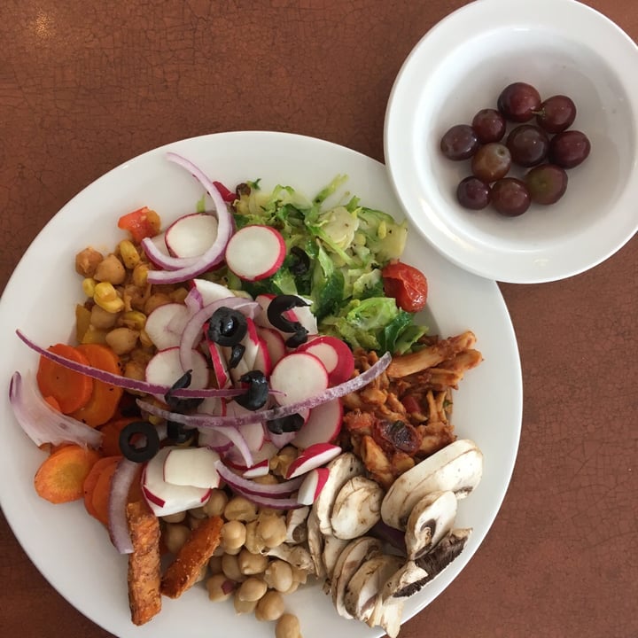 photo of Franklin Dining Commons Vegan line + main line shared by @avocadoluv on  25 Feb 2019 - review