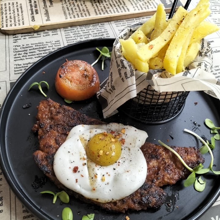 photo of Vegan Streetfood Deli - Obs Stake, Egg & Chips shared by @vuurhoutjie on  12 Sep 2022 - review