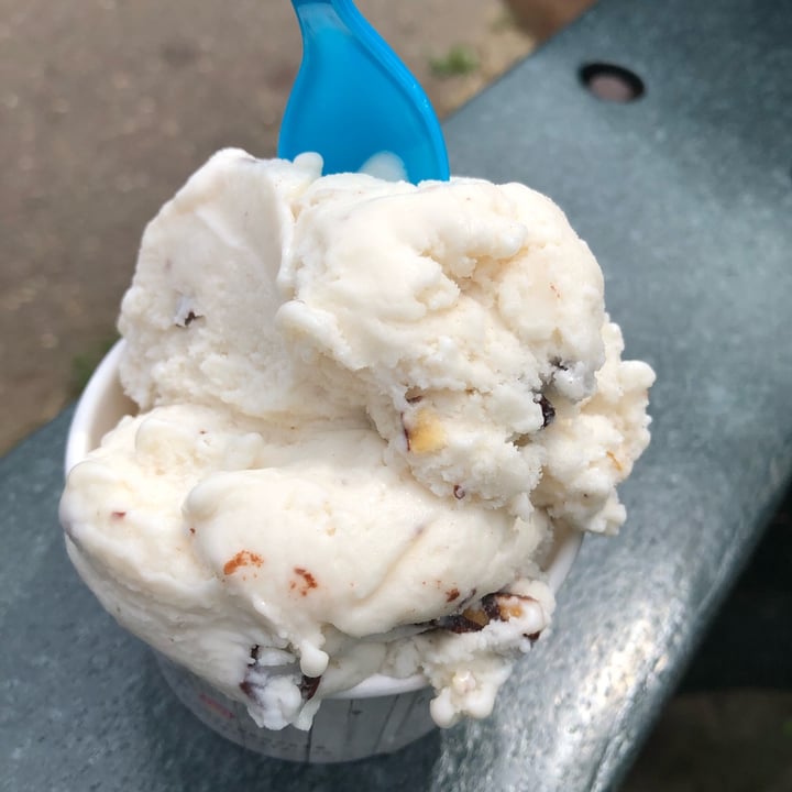photo of Holy Cow Ice Cream Cafe Vegan Almond Strachiatella shared by @catsarekids2 on  09 Jul 2022 - review