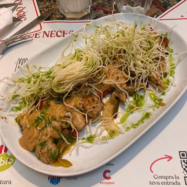 菜肴“Heura with Sautéed Vegetables and Peanut Sauce”的照片