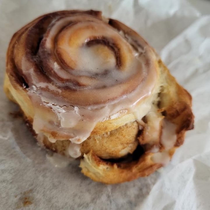 photo of Nomad Donuts Vegan Cinnamon Roll shared by @parasocialvegan on  23 Sep 2022 - review