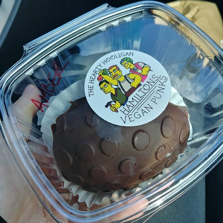 photo of The Hearty Hooligan Vegan Creme Egg shared by @lunatoon17 on  10 Apr 2020 - review