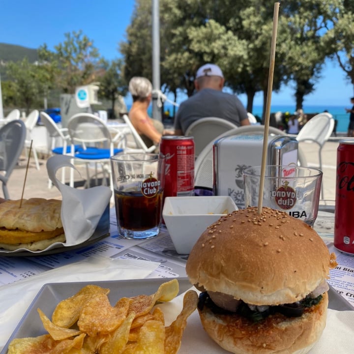 review photo of L'Oasi American Bar & Street Food - Aperitivo a Sirolo Vegan burger shared by @serenagiuggiolini on 13 Mar 2022 - review