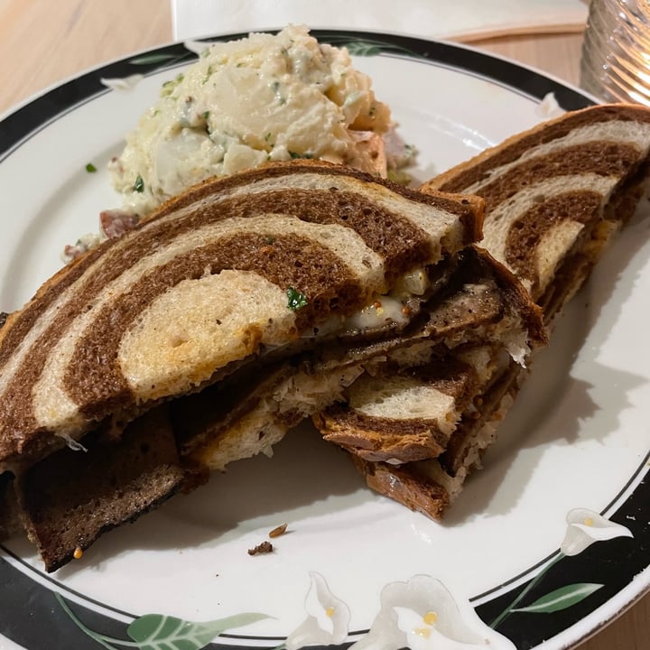 photo of The Red Fern Corned Beef Reuben shared by @jpegg on  29 Nov 2022 - review