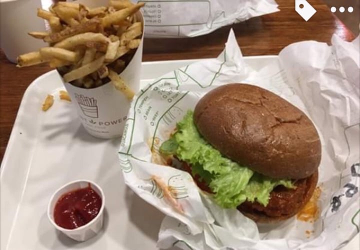 photo of Plant Power Fast Food Buffalo chicken sandwich shared by @veggie5 on  22 Nov 2018 - review