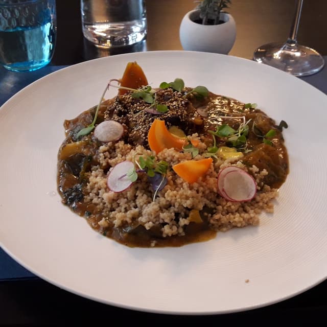 Photo of the dish “tempeh con cuscús”