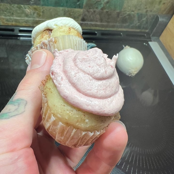 photo of Cinnaholic Victoria Raspberry Baby Bun shared by @veganmika on  10 Nov 2022 - review