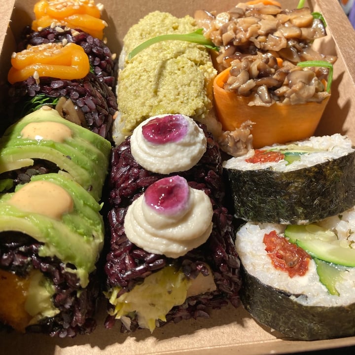 photo of Veganashi - Sushi Vegano y Gluten-Free 2x Caja Degustación 24 Piezas -  4 uramakis Shiiboni, 4 uramakis Anapera, 4 uramakis escalivat, 4 uramakis bonacate, 4 futomakis veganashi y 4 gunkan veganashi shared by @angiogio on  17 Dec 2020 - review