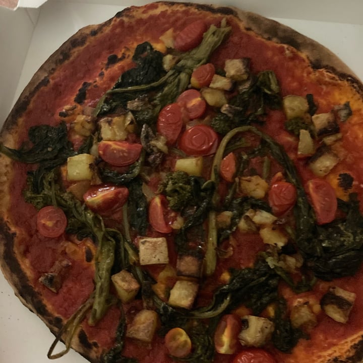 photo of Pizzeria L'Angolo della Pizza Pizza Friarielli Patate E Pomodorini shared by @bavvi on  09 Oct 2022 - review