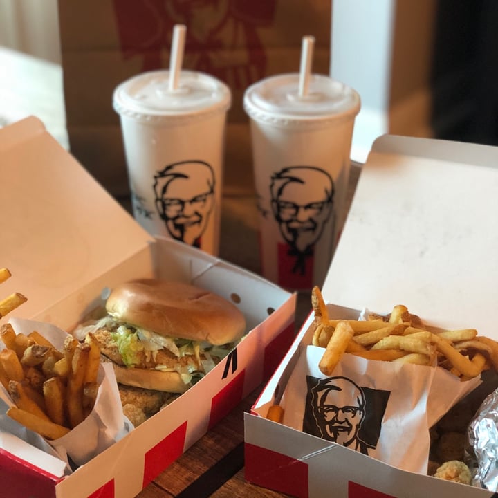 review photo of KFC Plant-Based Chicken Sandwich shared by @envisioningvegan on 15 Jun 2021 - review