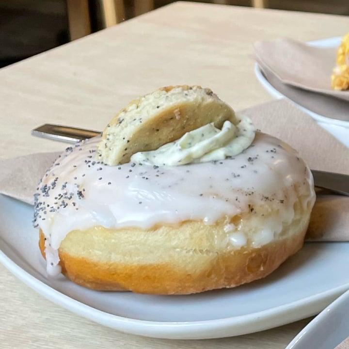 photo of Considerit Lemon Shortbread Doughnut shared by @davidgarciag on  28 Nov 2022 - review